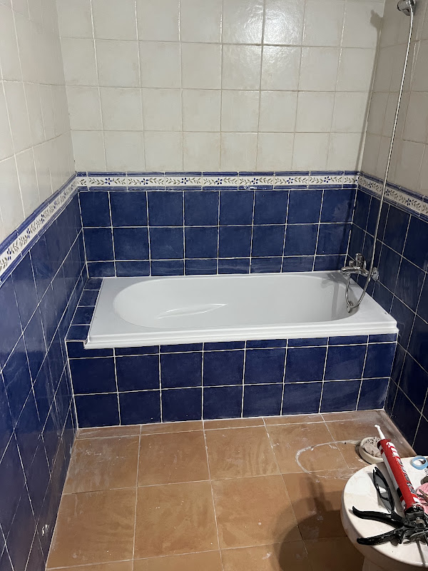 Instalación de bañera con azulejo azul